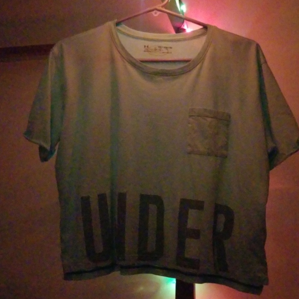 Girls Under Armour crop tee